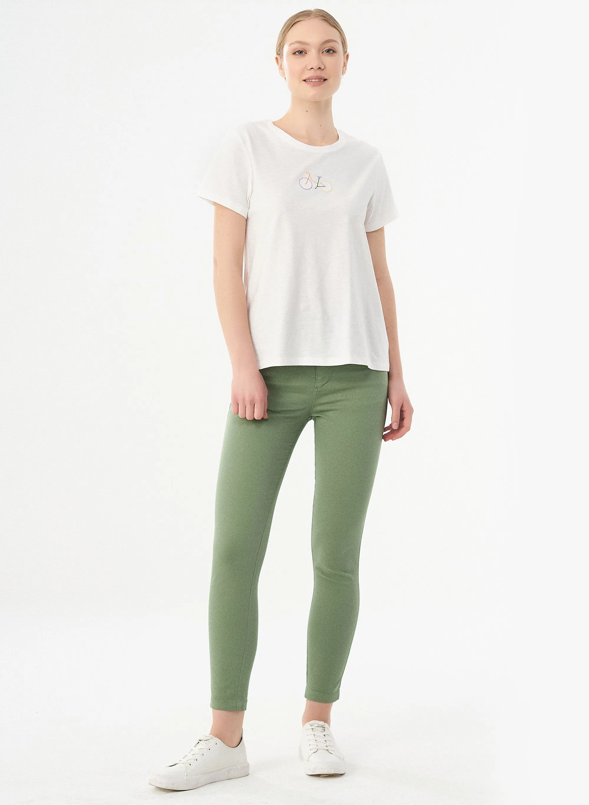 T-shirt met geborduurde fiets | Organication embroidered t-shirt offwhite